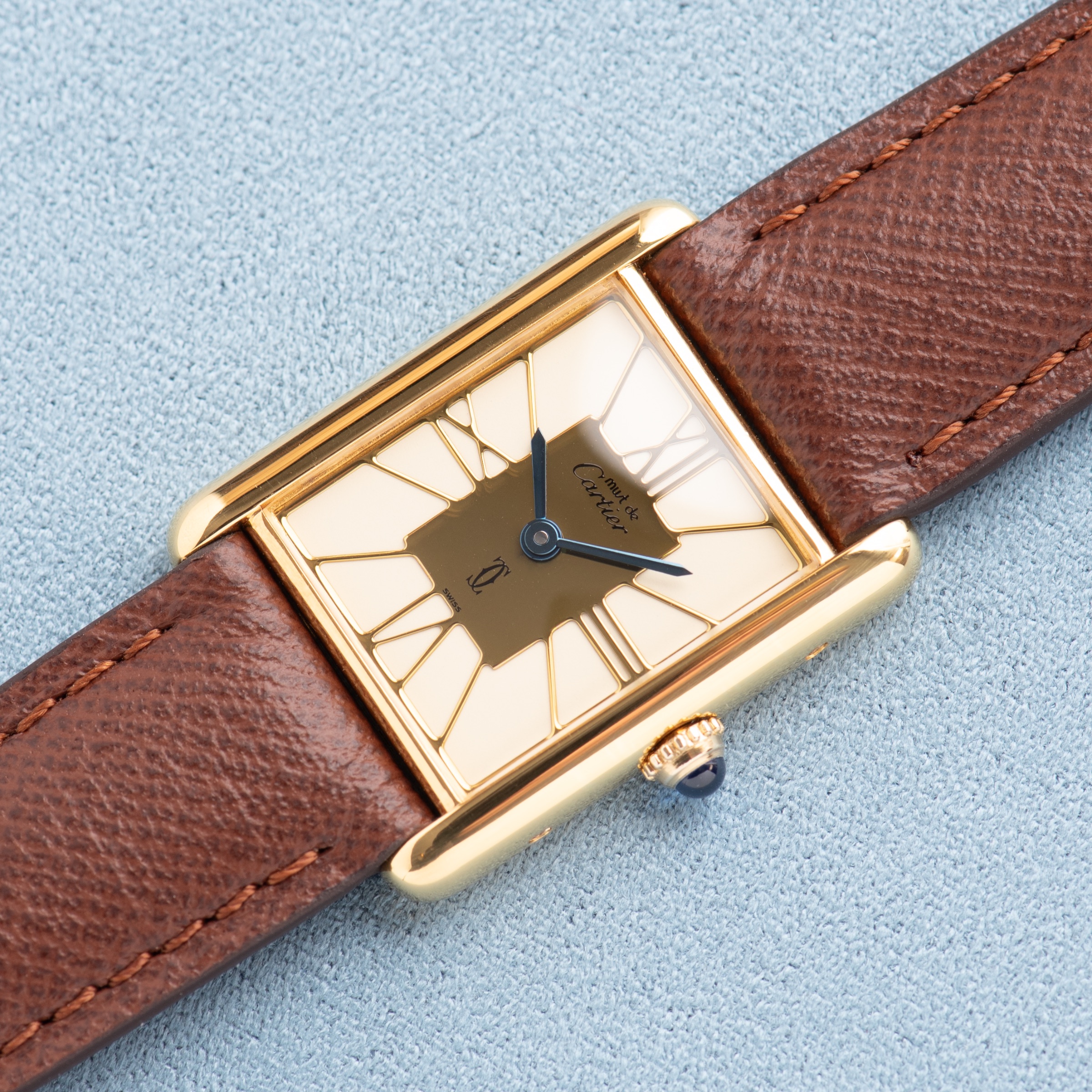 Vue de Cartier Must de Cartier Tank GM — cadran ivoire cloisonné — Réf. 6 81006 — 1980